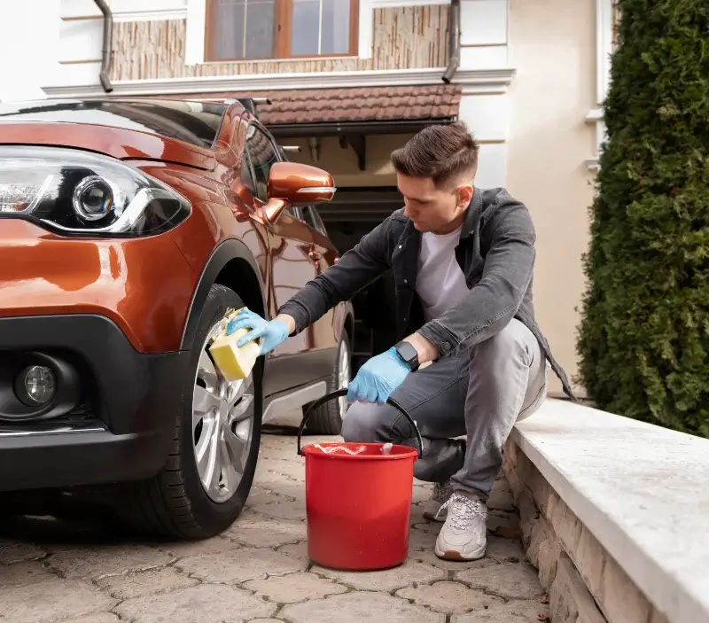 Lavage auto à domicile Val-d'Arc : professionnel intervenant sur un véhicule